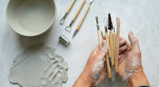 Die Liste der 30 wichtigsten Töpferwerkzeuge – einfach erklärt (inkl. Anwendung & Tipps)