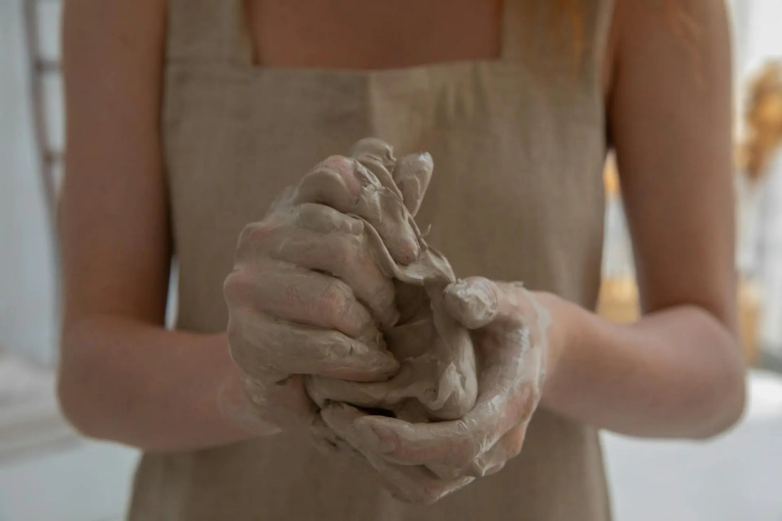 frau modelliert ton in der hand