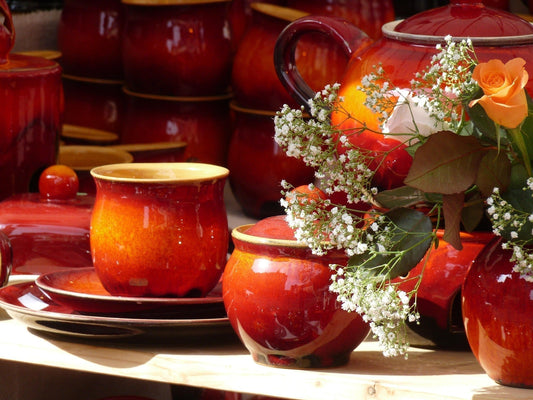 keramik rot auf tisch