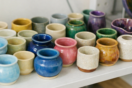 Glasierte Keramik Gefäße mit verschiedenen Steinzeugglasuren