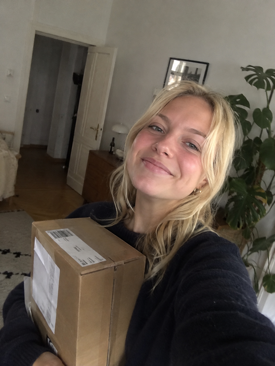 junge frau keramik paket selfie